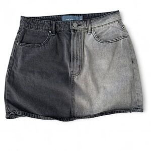 Chic Two-Tone Mini Skirt in Black and‎ Gray